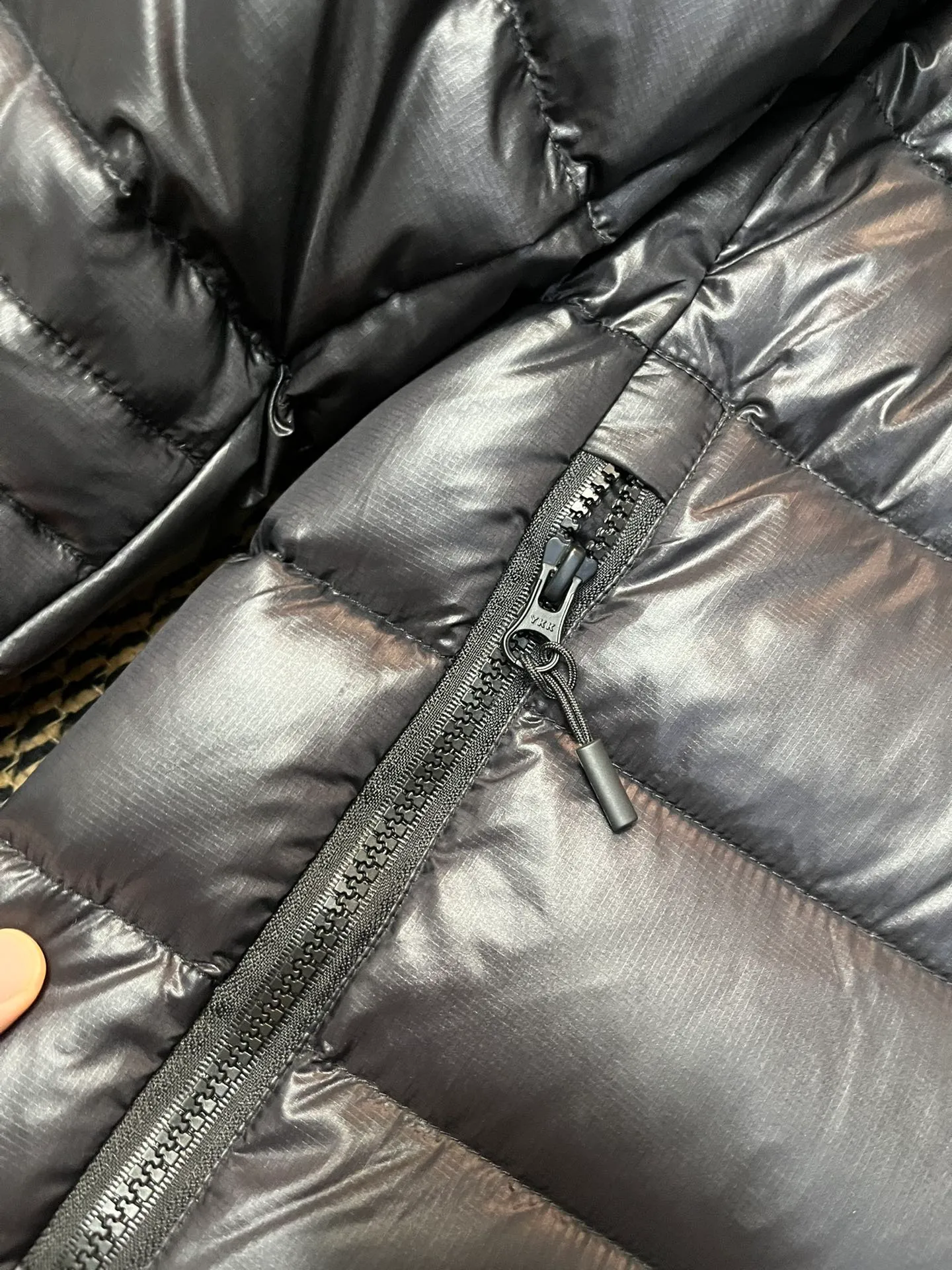 P940 Top 🔥purchase version 𝘾𝘼𝙉𝘼𝘿𝘼 𝙂𝙊𝙊𝙎𝙀/Canada Goose 2227 thin and light style. It’s super lightweight and doesn’t feel any weight on your upper body at all! Show more temperament‼  Canada Goose, a Canadian brand, has always been recognized as the warmest down jacket. Various Instagram celebrities, Internet celebrities, and celebrities often wear it for street photos. I make Canada Goose every year, but I still can’t get rid of my love for the goose. No matter how cold the winter is, there is no need to be afraid. Canada Goose is the legendary warmest down jacket and is known as a must-have for Arctic outdoor sports! The most popular down jacket in the world, celebrities are rushing to buy it, it is a must-have! Size: S-2XL Color: silver gray (red label) silver gray (black label), black (red label), black (black label), dark blue